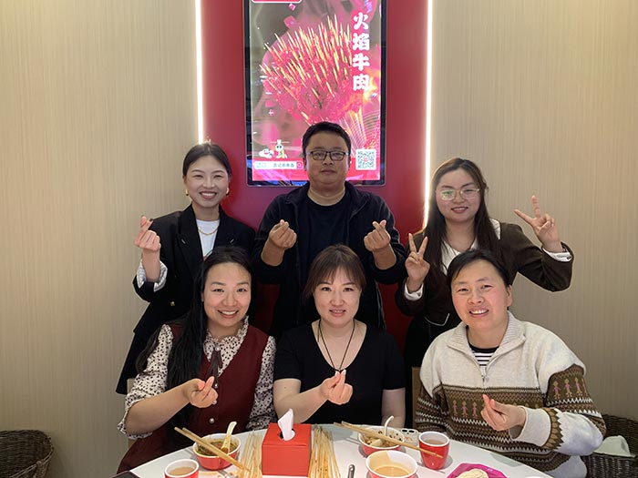 豐盛佳肴聚一堂，團建聚餐喜氣洋洋。讓我們齊聚力量，砥礪前行！
