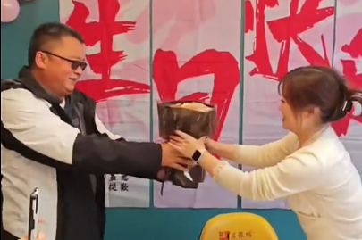 河南賽諾威生活的一面，同事生日其樂(lè)融融，員工一家親！我們不僅懂聚丙烯酰胺，我們更懂生活！
